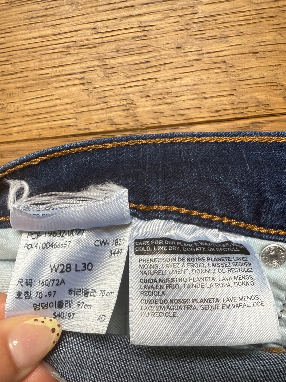 Levi's High Rise 315 shaping Bootcut Jeans in a dark wash. Size 28 - Picture 5 of 6